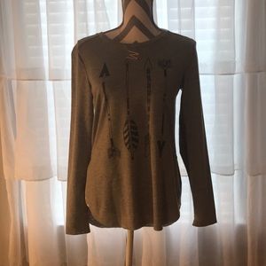 Gray long sleeve, arrow pattern